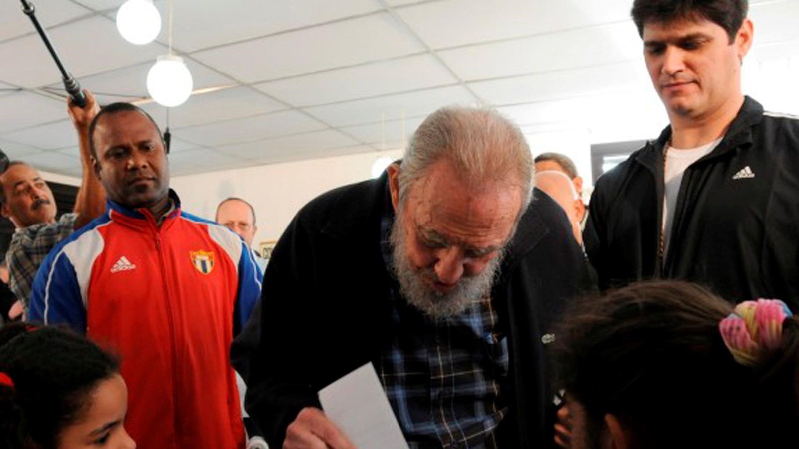 Former Cuban leader Fidel Castro (C) casts his ballot at a polling station in Havana in this February 3, 2013 file photo provided by Cubadebate. REUTERS/Ismael Francisco/Cubadebate/Handout/File Photo       ATTENTION EDITORS - THIS IMAGE WAS PROVIDED BY A THIRD PARTY. EDITORIAL USE ONLY.