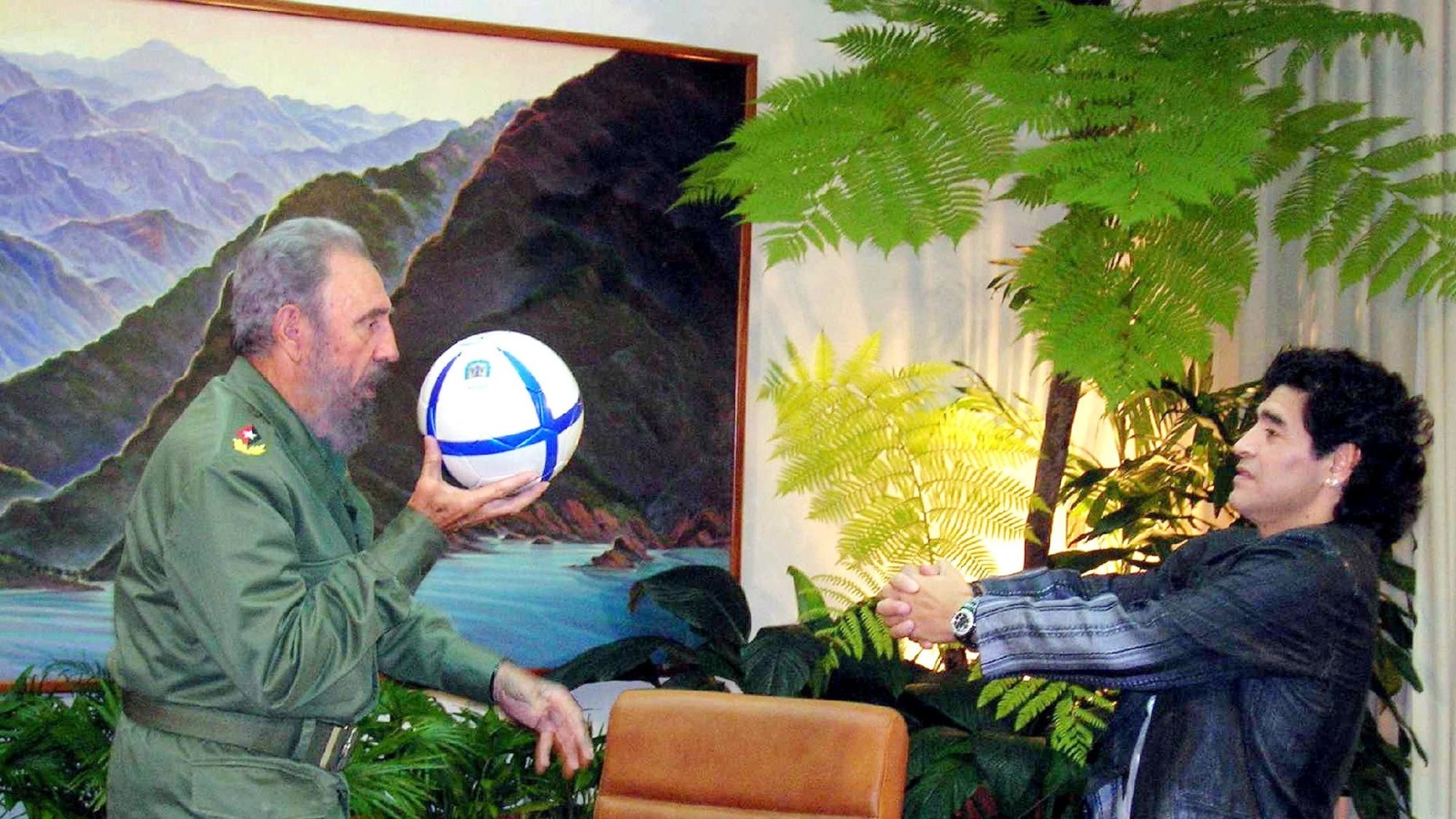 Cuban President Fidel Castro (L) and Argentine soccer legend Diego Maradona play with a ball during an interview in La Havana, in this October 26, 2005 file photo. REUTERS/Canal 13/Handout/File Photo      ATTENTION EDITORS - THIS IMAGE WAS PROVIDED BY A THIRD PARTY. EDITORIAL USE ONLY.