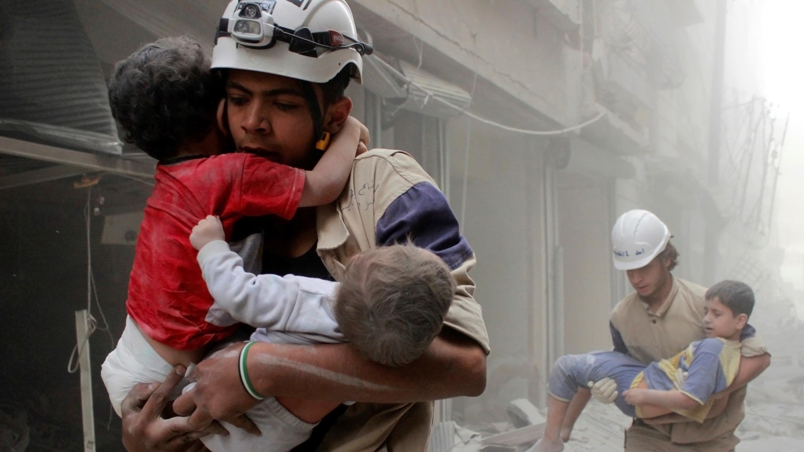 الأطفال من ضحايا الحرب المستعرة في سوريا (رويترز)