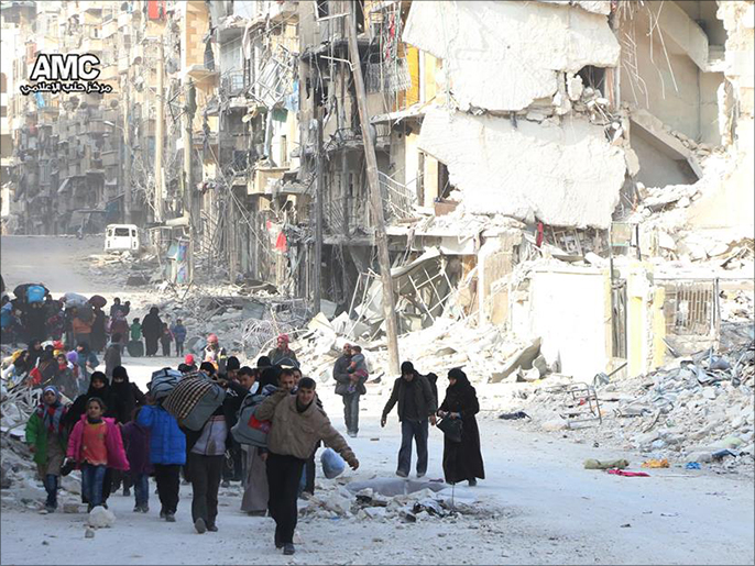 ‪حركة نزوح واسعة لسكان الأحياء الشرقية في مدينة حلب المحاصرة‬  (الجزيرة)