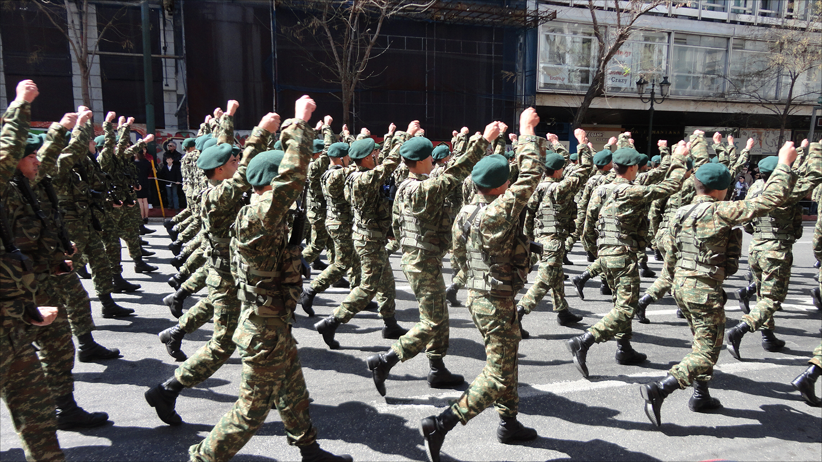  استعراض عسكري للجيش اليوناني بمناسبة اليوم الوطني عام 2014 (الجزيرة)