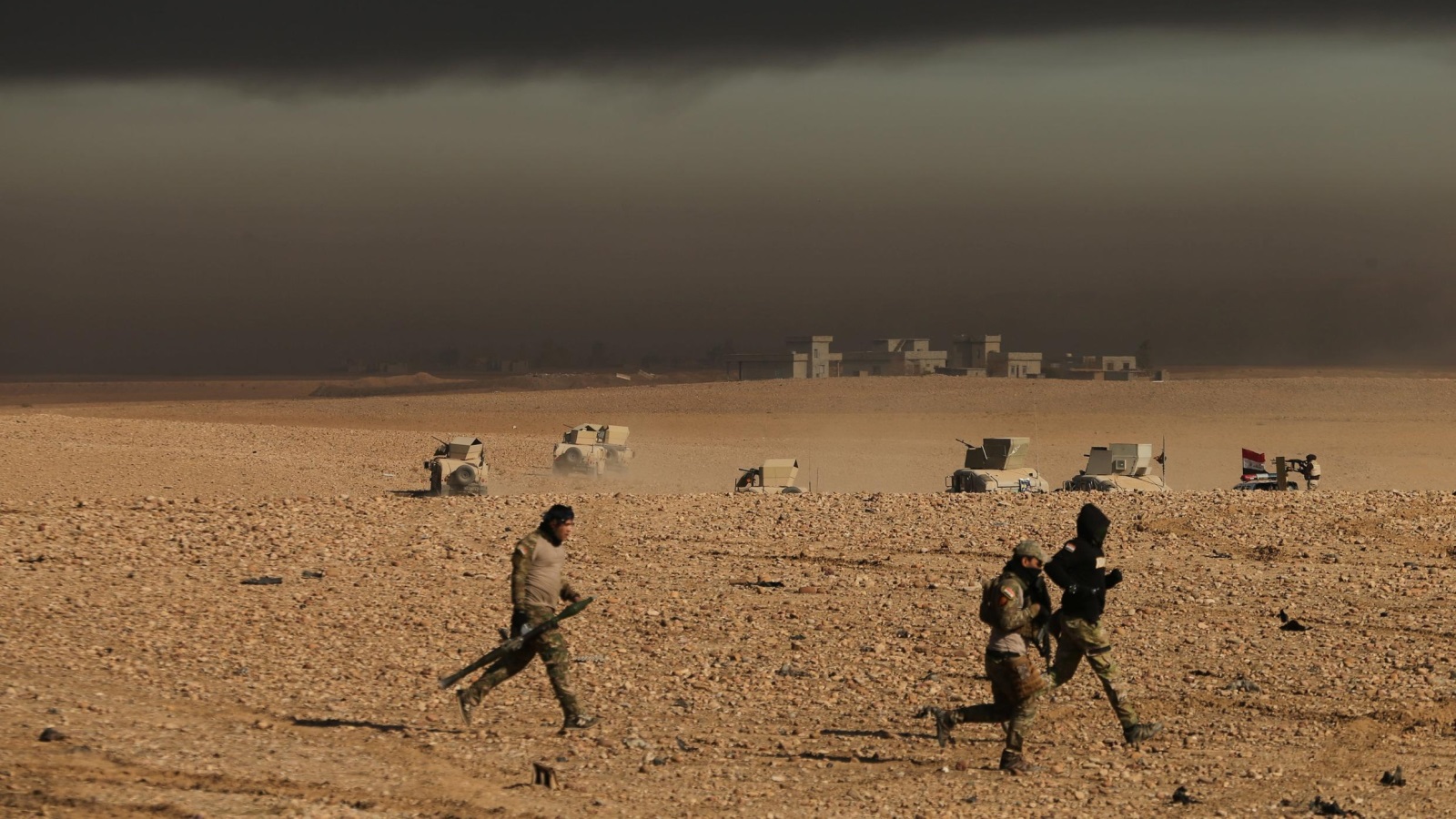 قوات عراقية تساند قوات عشائرية في مناطق شرق الموصل (رويترز)