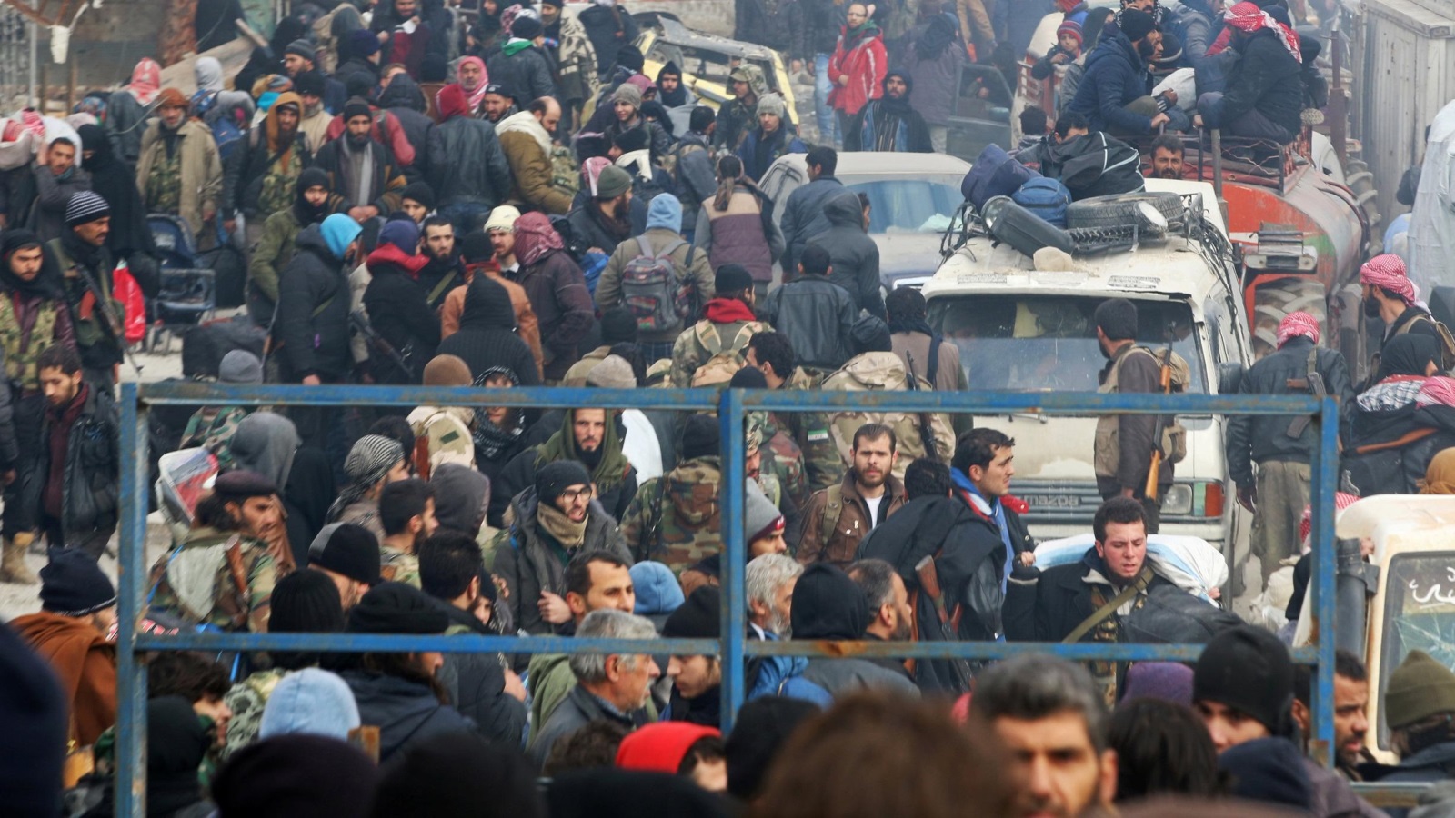 المئات يحتشدون في شرقي حلب بانتظار الحافلات لتقلهم إلى خارج المدينة (رويترز)