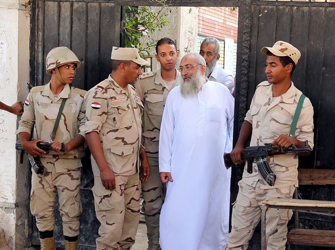 Security forces stand guard as Salafist cleric leader Yasser Borhamy leaves a school used as voting centre after casting his vote in Alexandria, Egypt, October 18, 2015. Egyptians turned out in low numbers on Sunday to vote in the first phase of an election hailed by President Abdel Fattah al-Sisi as a milestone on the road to democracy but shunned by critics who say the new chamber will rubber stamp his decisions. REUTERS/Asmaa Waguih