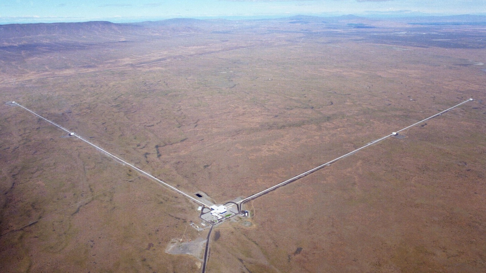 ‪مرصد ليغو قرب هانفورد بولاية واشنطن أحد مرصدين صمما خصيصا لاكتشاف موجات الجاذبية‬ (رويترز)