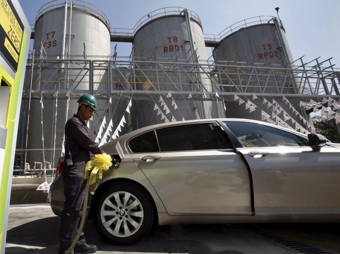 A Sime Darby employee pumps biodiesel fuel into a car during the official launch of their biofuel cars at the Sime Darby Biodiesel Plant in Carey Island, outside Kuala Lumpur, in this March 24, 2010 file photo. The world's top palm oil producers Indonesia and Malaysia may have to curb plans to channel more of the commodity into biodiesel as tumbling crude oil prices render the edible oil twice as expensive as its fossil fuel alternative. REUTERS/Bazuki Muhammad/Files