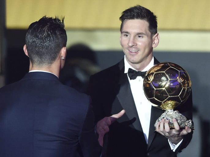 epa05097680 Argentina's Lionel Messi (R) is congratulated by Portugal's Cristiano Ronaldo after winning the FIFA Men's soccer player of the year 2015 prize during the FIFA Ballon d'Or awarding ceremony at the Kongresshaus in Zurich, Switzerland, 11 January 2016. EPA/VALERIANO DI DOMENICO