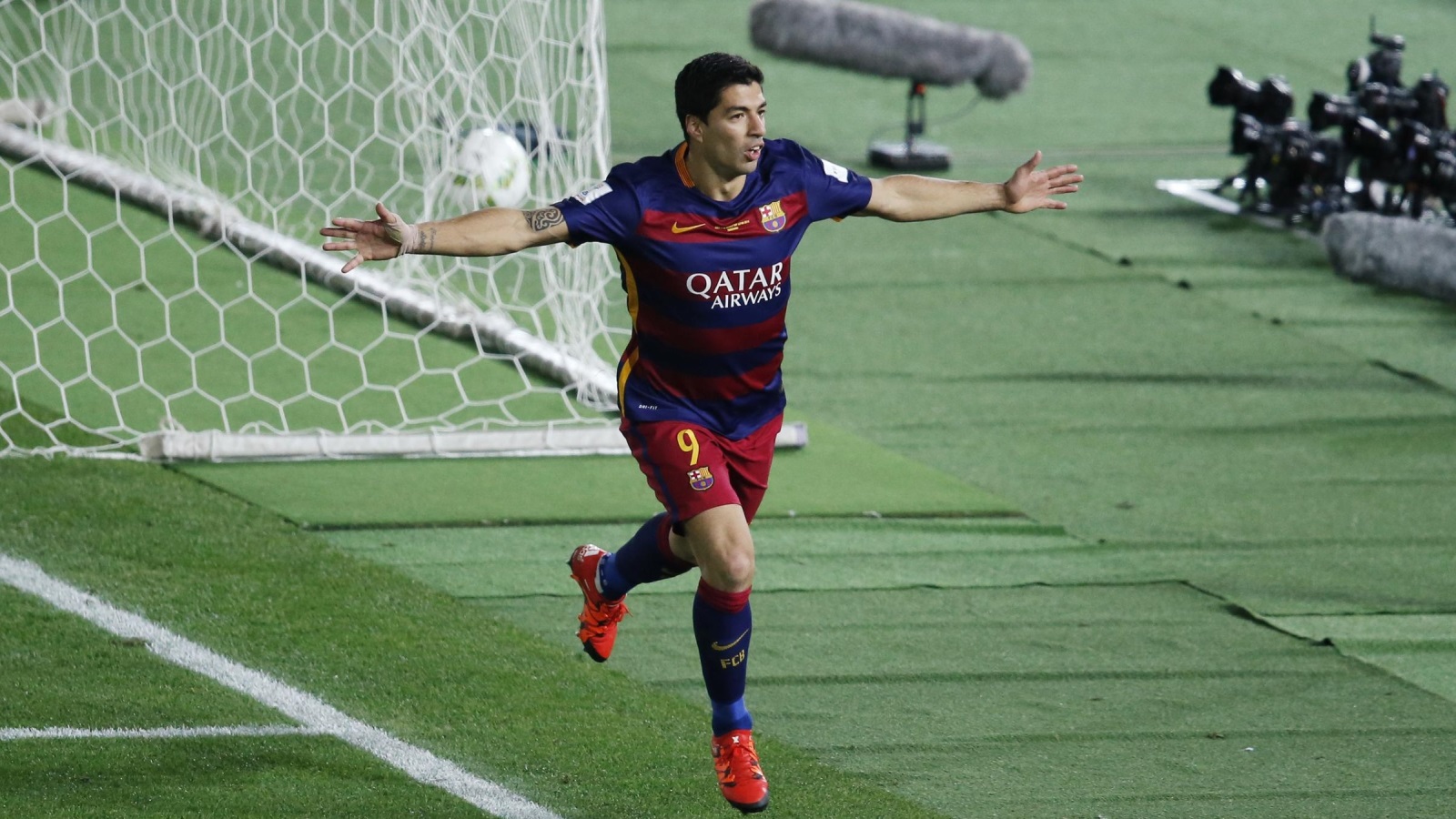 سواريز سجل خمسة أهداف في نسخة 2015 (رويترز)