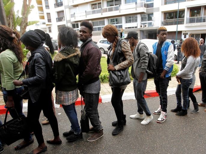 African migrants stand in line during a regularisation campaign for illegal migrants living in Morocco, in Rabat, December 15, 2016.REUTERS/StringerFOR EDITORIAL USE ONLY. NO RESALES. NO ARCHIVES