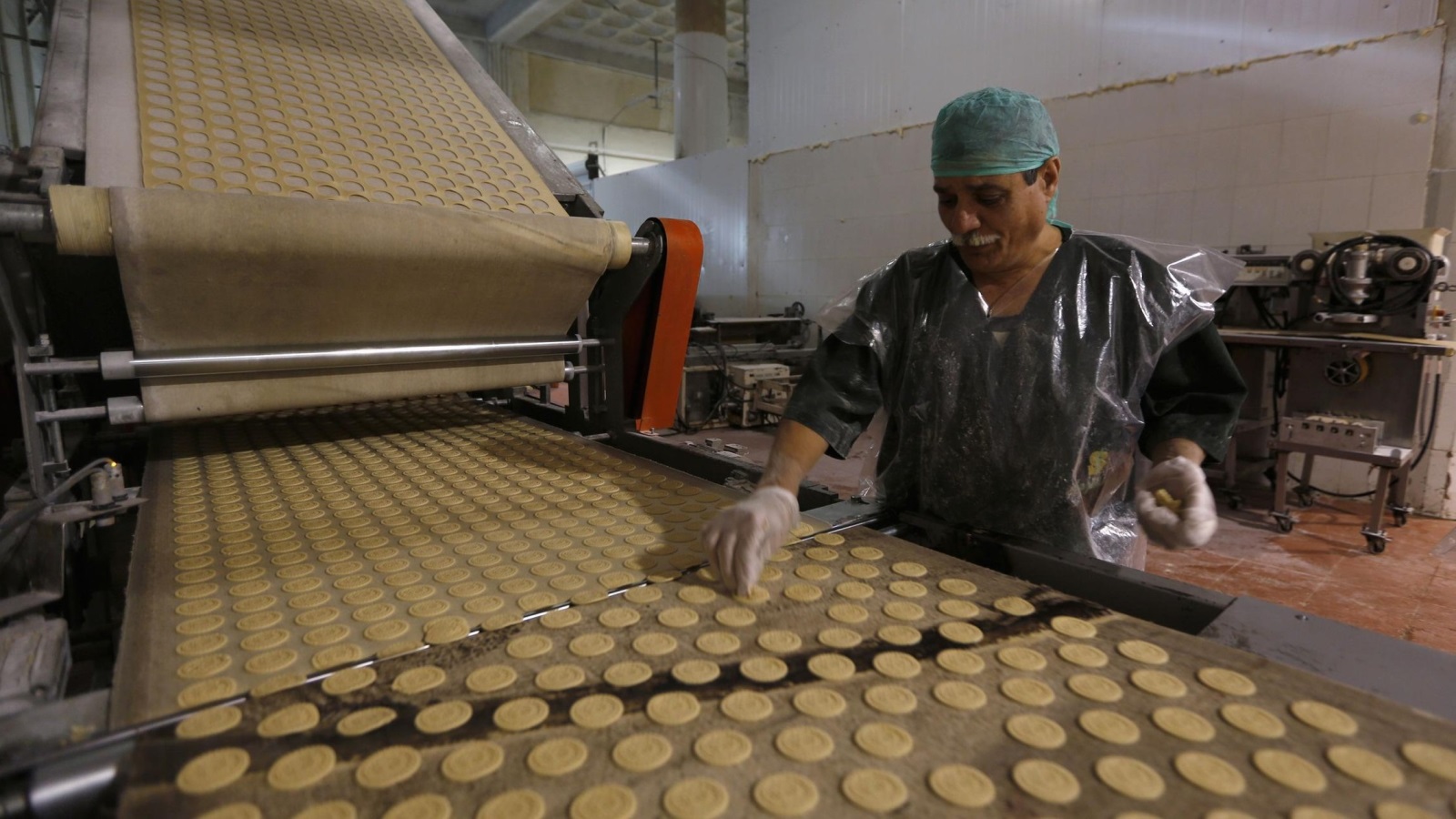 مصنع للشوكولاتة والمخبوزات في مدينة رام الله بالضفة الغربية (رويترز)