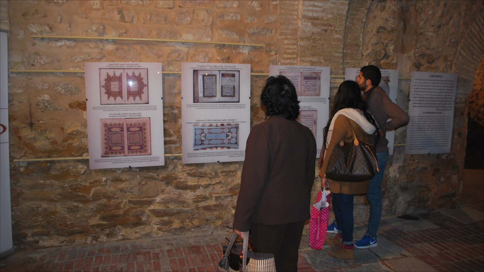 جانب من الزوار بمعرض الخط الإسلامي في نادي الطاهر الحداد بالعاصمة تونس