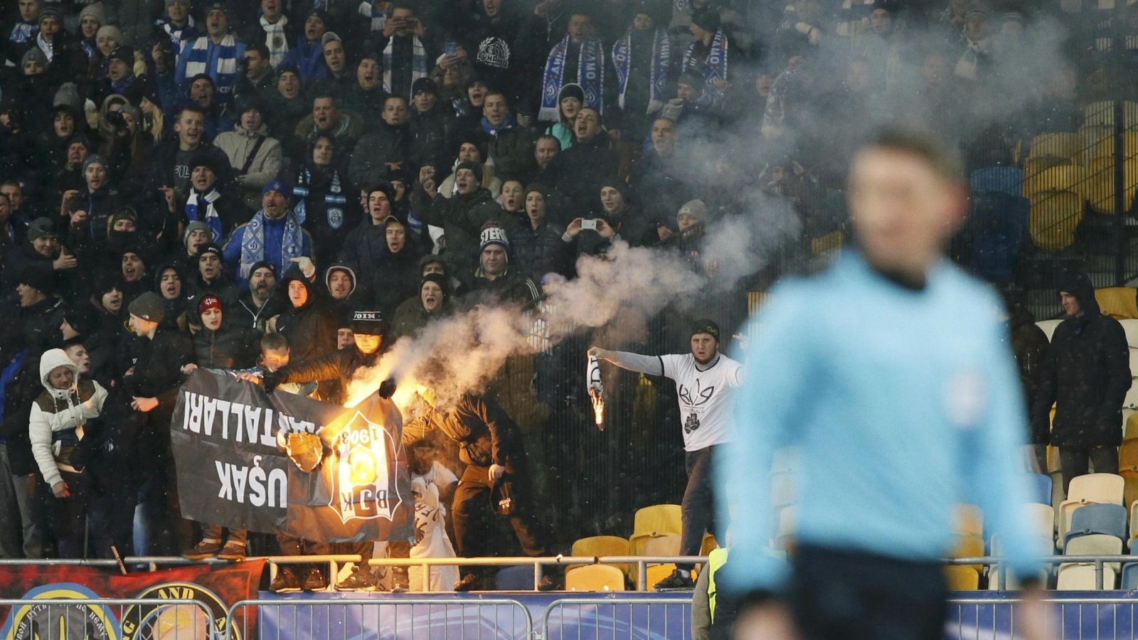 الجمهور الأوكراني أحرق علم الفريق التركي (رويترز)