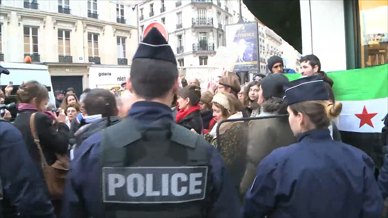 ‪وقفة احتجاجية مساندة لحلب في العاصمة الفرنسية باريس‬ (الجزيرة)