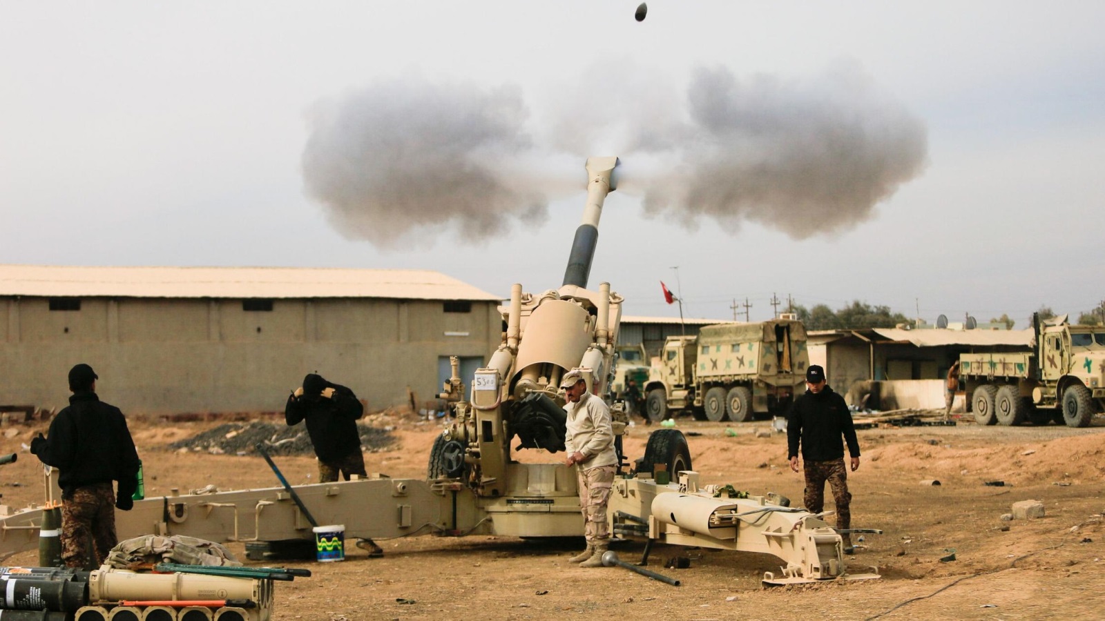 قوات عراقية في ضواحي بلدة برطلة تطلق قذائف تجاه تنظيم الدولة بالموصل 