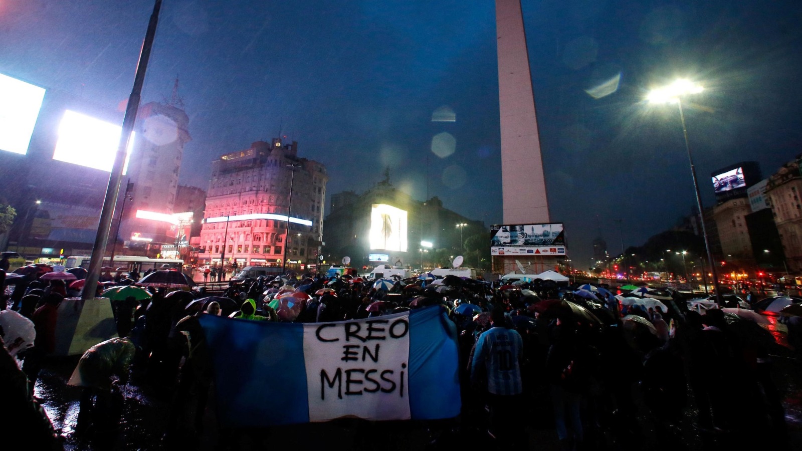 ‪‬ مظاهرة في العاصمة الأرجنتينية تطالب ميسي بالعدول عن قرار الاعتزال(رويترز)