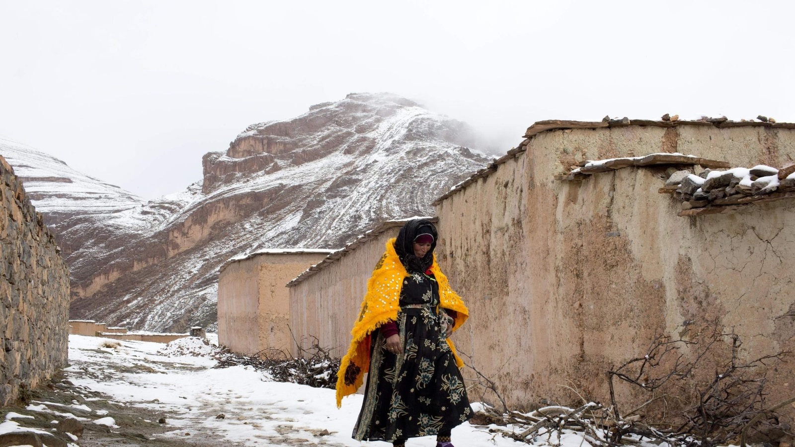 ‪معاناة سكان القرى في جبال الأطلس الكبير تتزايد في فترة البرد الشديد وسقوط الثلوج‬ (رويترز)