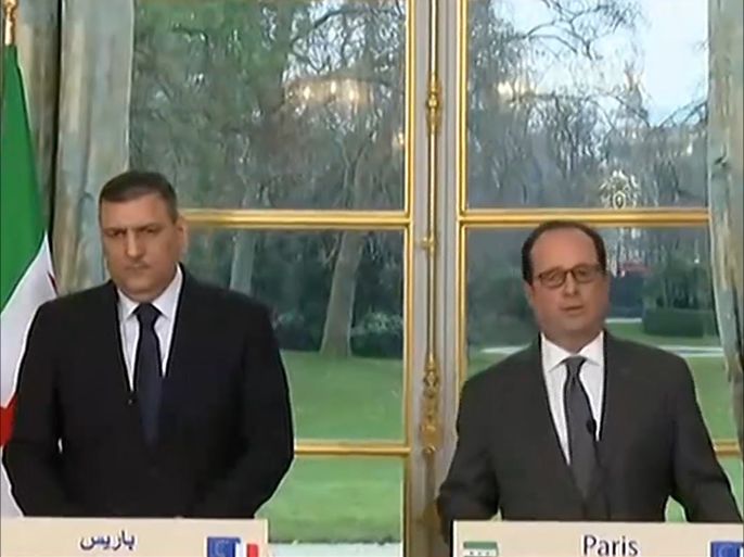 رئيس الهيئة التفاوضية للمعارضة السورية رياض حجاب خلال مؤتمر صحفي في باريس مع الرئيس الفرنسي فرانسوا هولاند