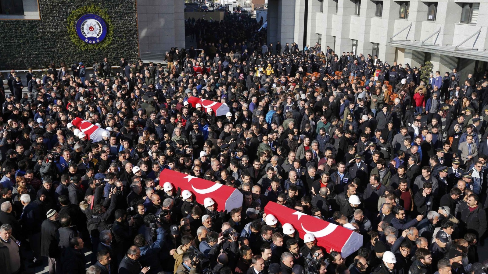 ‪الأتراك يشيعون ضحايا الهجوم المزدوج الذي ضرب مدينة إسطنبول‬ 
الأتراك يشيعون ضحايا الهجوم المزدوج الذي ضرب مدينة إسطنبول (رويترز)
 
