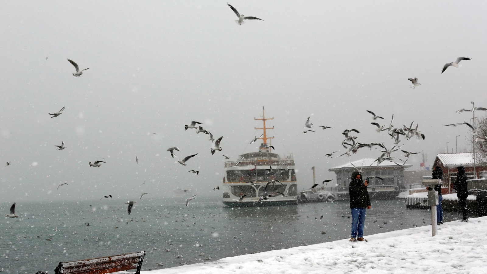 العاصفة الثلجية عطلت الملاحة بمضيق البوسفور المزدحم بالسفن العالمية 