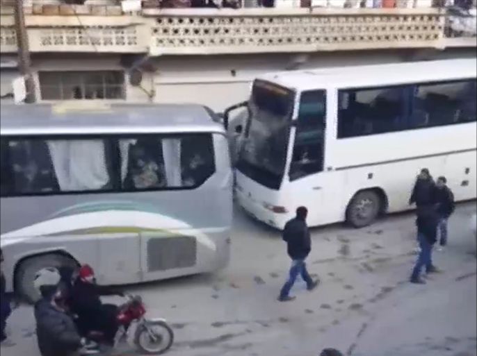 طليعة الحافلات التي تـُقل مقاتلين من المعارضة المسلحة في وادي بردى بريف دمشق انطلقت نحو إدلب شماليَ سوريا.