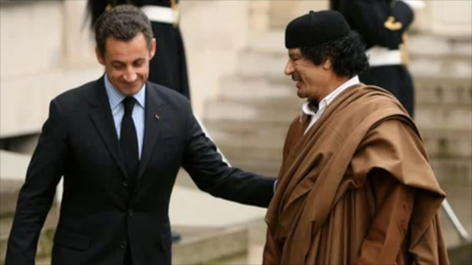 القذافي دعم حملة ساكوزي بخمسين مليون يورو ضمن حملته لنيل القبول الأميركي والأوروبي (الجزيرة)