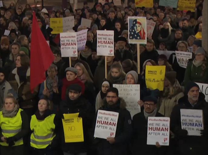تظاهر مئات من النرويجيين والمهاجرين المقيمين، أمام البرلمان النرويجي احتجاجا على قرار الرئيس الأمريكي دونالد ترمب،