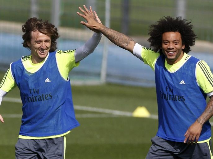 Real Madrid's Croatian Luka Modric and Brazilian Marcelo (R) during a training session at Valdebebas sports complex in Madrid, Spain, 15 April 2016. Real Madrid will face Getafe in a Spanish Primera Division soccer match the upcoming 16 April.