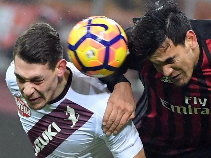 Torino's FC forward Andrea Belotti (L) struggles for the ball with AC Milan's defender Gustavo Gomez during their round of sixteen Italy Cup soccer match at the Giuseppe Meazza stadium in Milan, Italy, 12 January 2017.