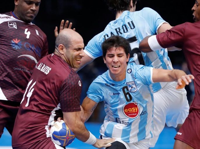 Men's Handball - Argentina v Qatar - 2017 Men's World Championship Main Round - Group D - AccorHotels Arena in Bercy, Paris, France - 17/01/17 - Bassel Alrayes of Qatar and Diego Simonet of Argentina in action. REUTERS/Gonzalo Fuentes