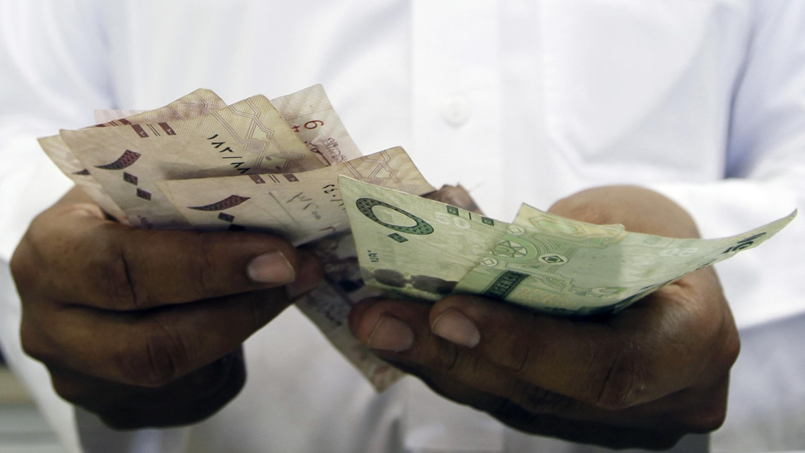 دول الخليج تعمل على ترشيد الإنفاق بعد انخفاض إيرادات النفط (رويترز)