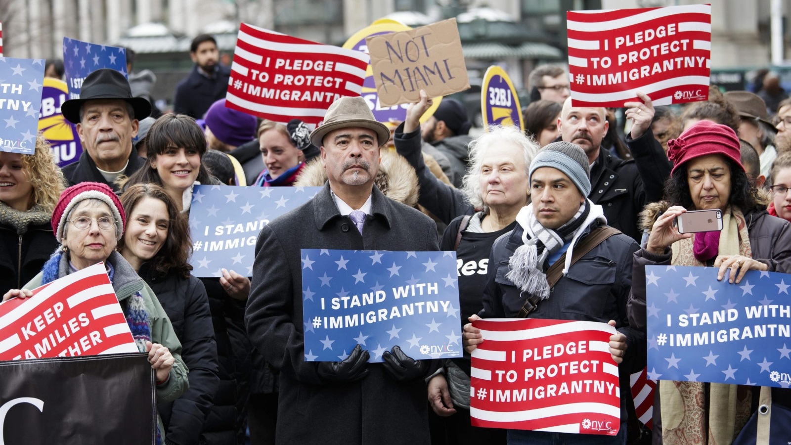 ‪مسيرة في نيويورك ضد قرارات ترمب التي تقيد دخول اللاجئين والمهاجرين‬ (الأوروبية)