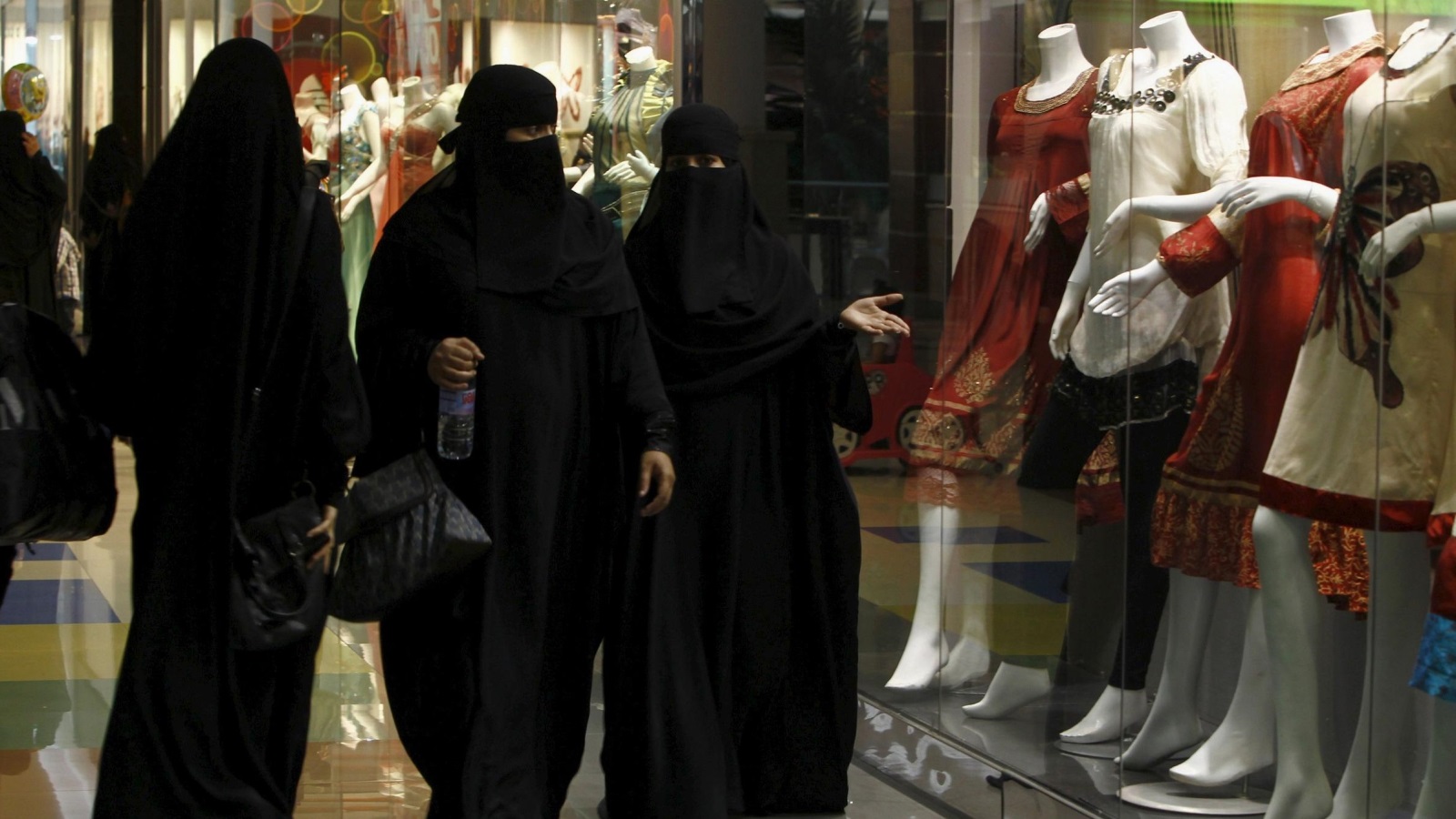 مواطنو الخليج تأثروا بالإجراءات الاقتصادية التي اتخذت في الفترة الأخيرة (رويترز)