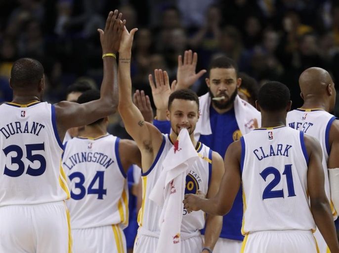 Golden State Warriors guard Stephen Curry (C) high-fives Golden State Warriors forward Kevin Durant (L) and teammates after a time-out against the Denver Nuggets during the second half of their NBA game at Oracle Arena in Oakland, California, USA, 02 January 2017.