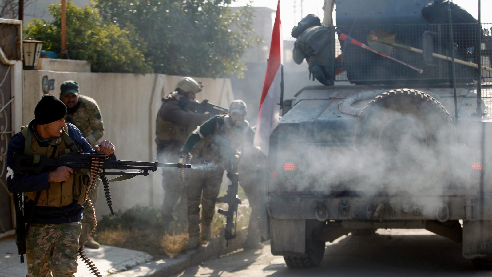 ‪قوات عراقية أثناء تقدمها في حي الميثاق شرقي الموصل‬  قوات عراقية أثناء تقدمها في حي الميثاق شرقي الموصل (رويترز)
