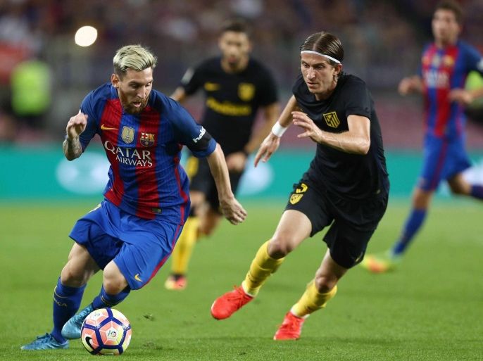 epaselect epa05551317 Barcelona's Lionel Messi (L) in action against Atletico Madrid's Filipe Luis, during the Spanish Primera Division soccer match between Barcelona and Atletico Madrid at Camp Nou in Barcelona, Spain, 21 September 2016.
