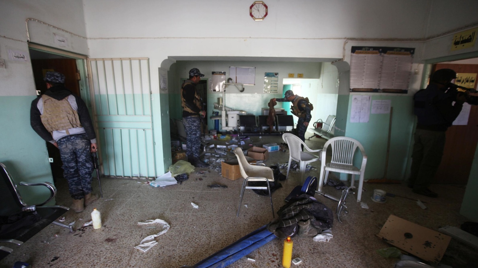 ‪أفراد من الشرطة العراقية يتفحصون مستشفى كان يستخدمه تنظيم الدولة في الموصل‬ (رويترز)