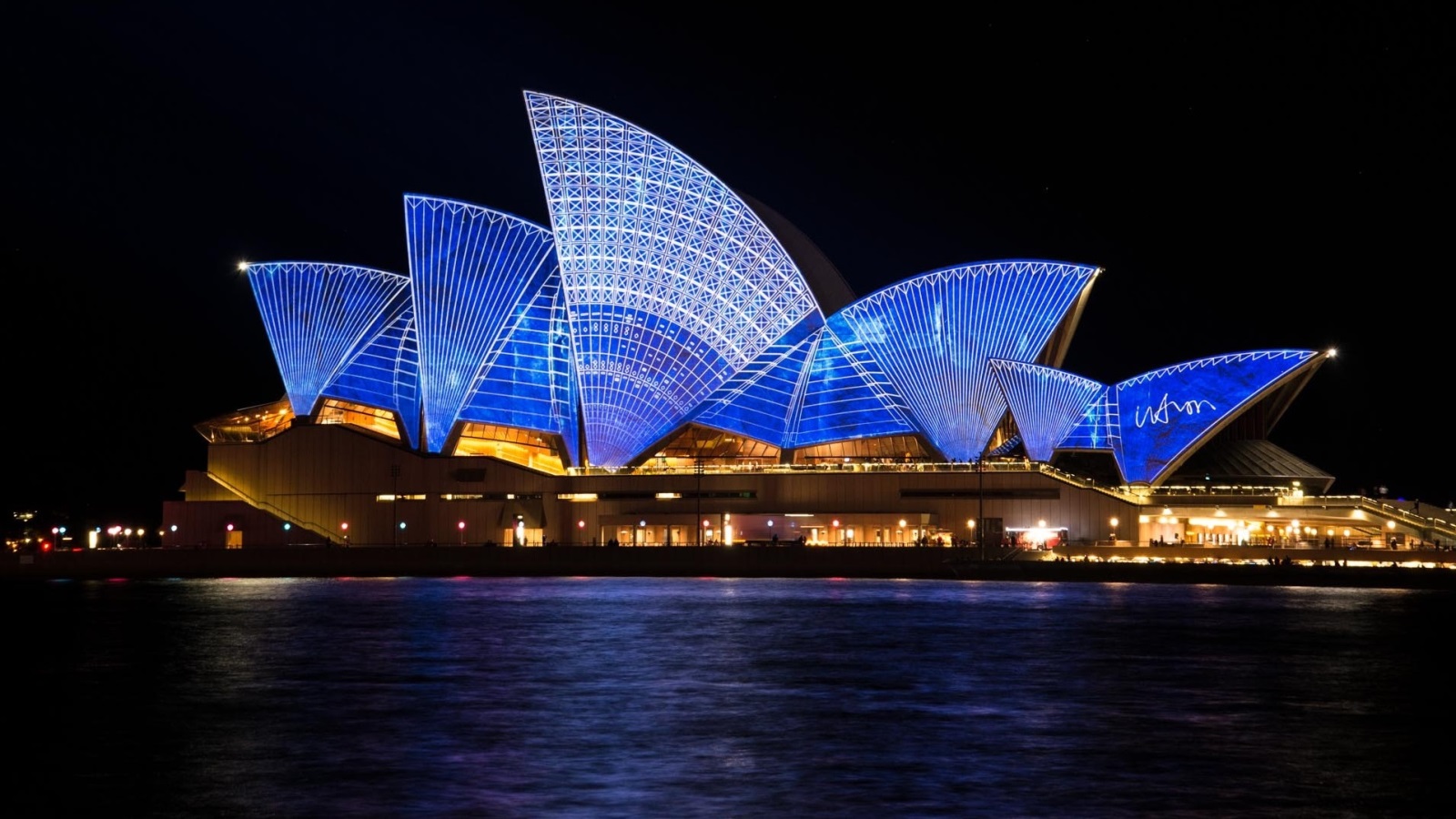 دار الأوبرا بتصميمها المتميز في مدينة سيدني بأستراليا.