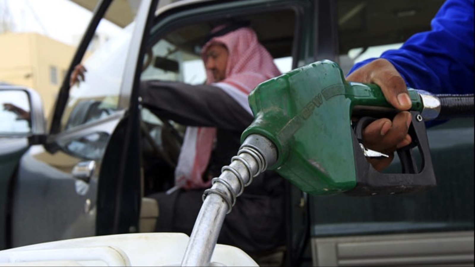 ‪(رويترز)‬ دول الخليج خفضت دعم المحروقات ضمن برامجها الاقتصادية 