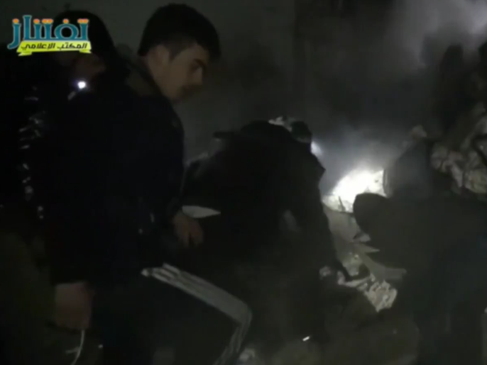 محاولات إنقاذ جرحى تحت الأنقاض بعد قصف روسي على ريف إدلب الليلة الماضية 