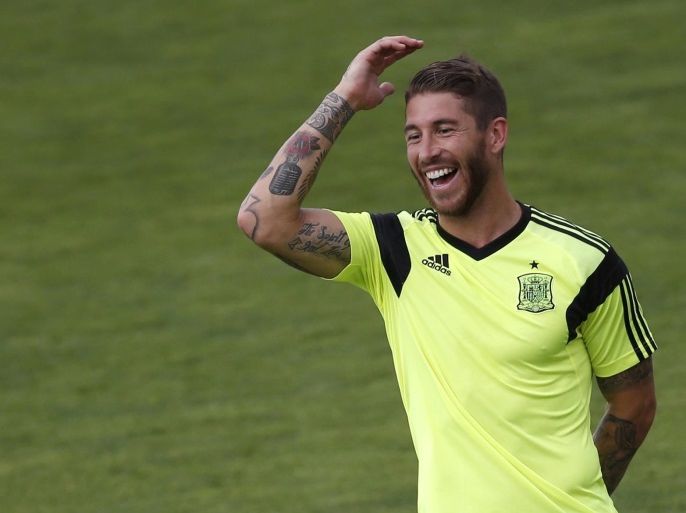 Spain's Sergio Ramos (R) reacts as Spain's coach Vicente del Bosque looks on during a training session at Soccer City grounds in Las Rozas, near Madrid September 2, 2014. Spain will face France in their friendly match September 4. REUTERS/Susana Vera (SPAIN - Tags: SPORT SOCCER)