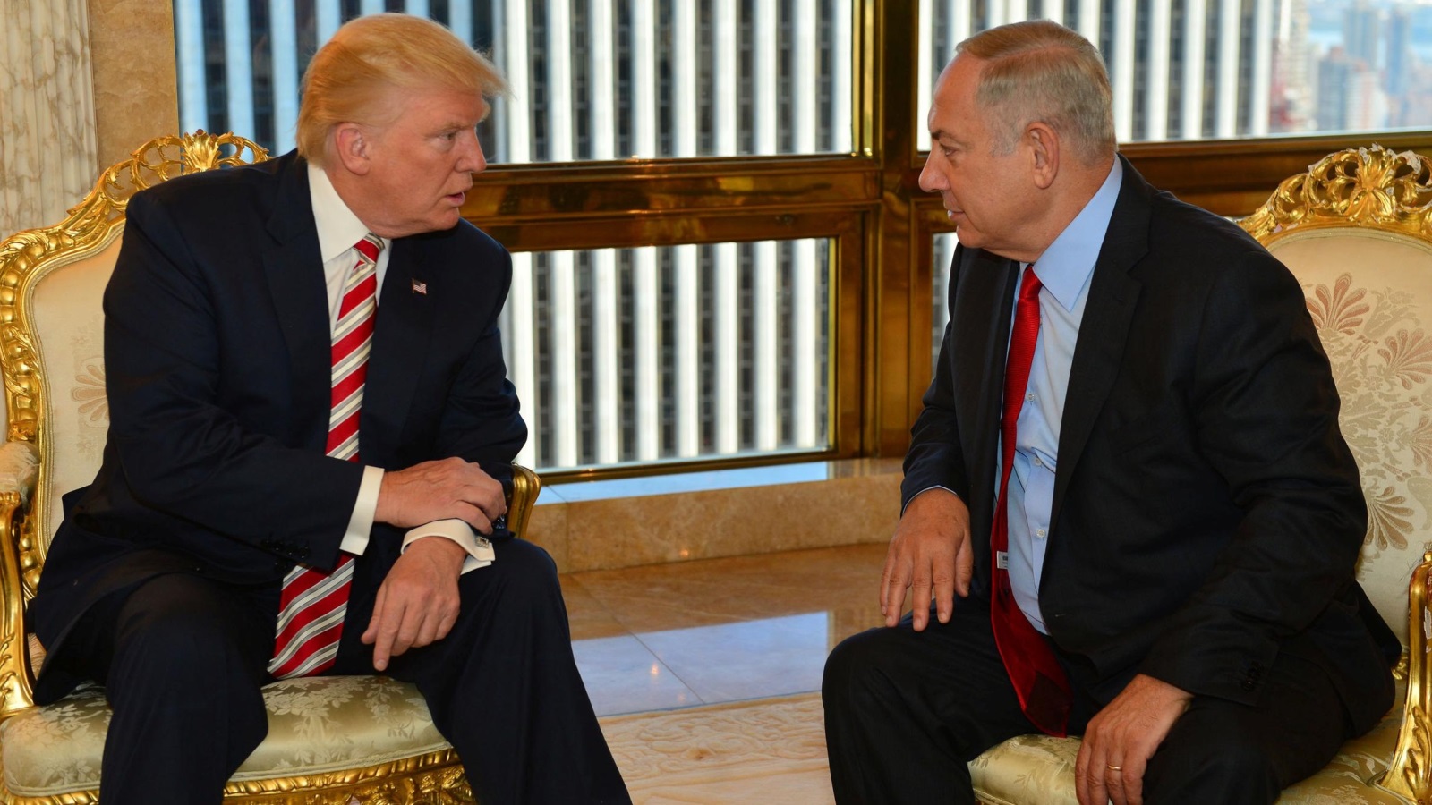 ‪الرئيس الأميركي دونالد ترمب (يسار) أثناء لقائه رئيس الوزراء الإسرائيلي بنيامين نتنياهو في نيويورك أواخر 2016‬  (رويترز)
