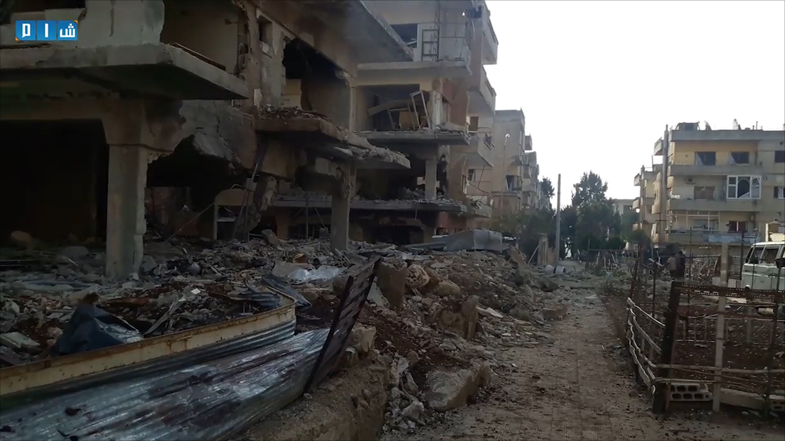 ‪حي الوعر يتعرض منذ أيام لقصف الطيران الحربي للنظام‬ (ناشطون)