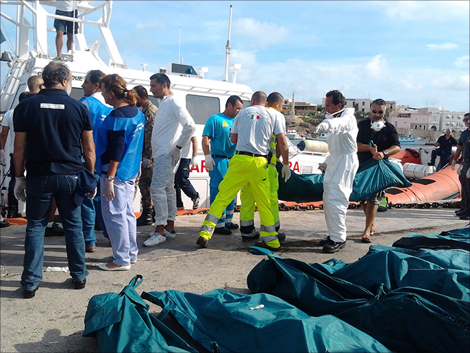 ‪منقذون إيطاليون يحملون ضحايا قاربي لاجئين غرقا أمام سواحل لامبيدوزا في فترة سابقة‬  (الجزيرة-أرشيف)