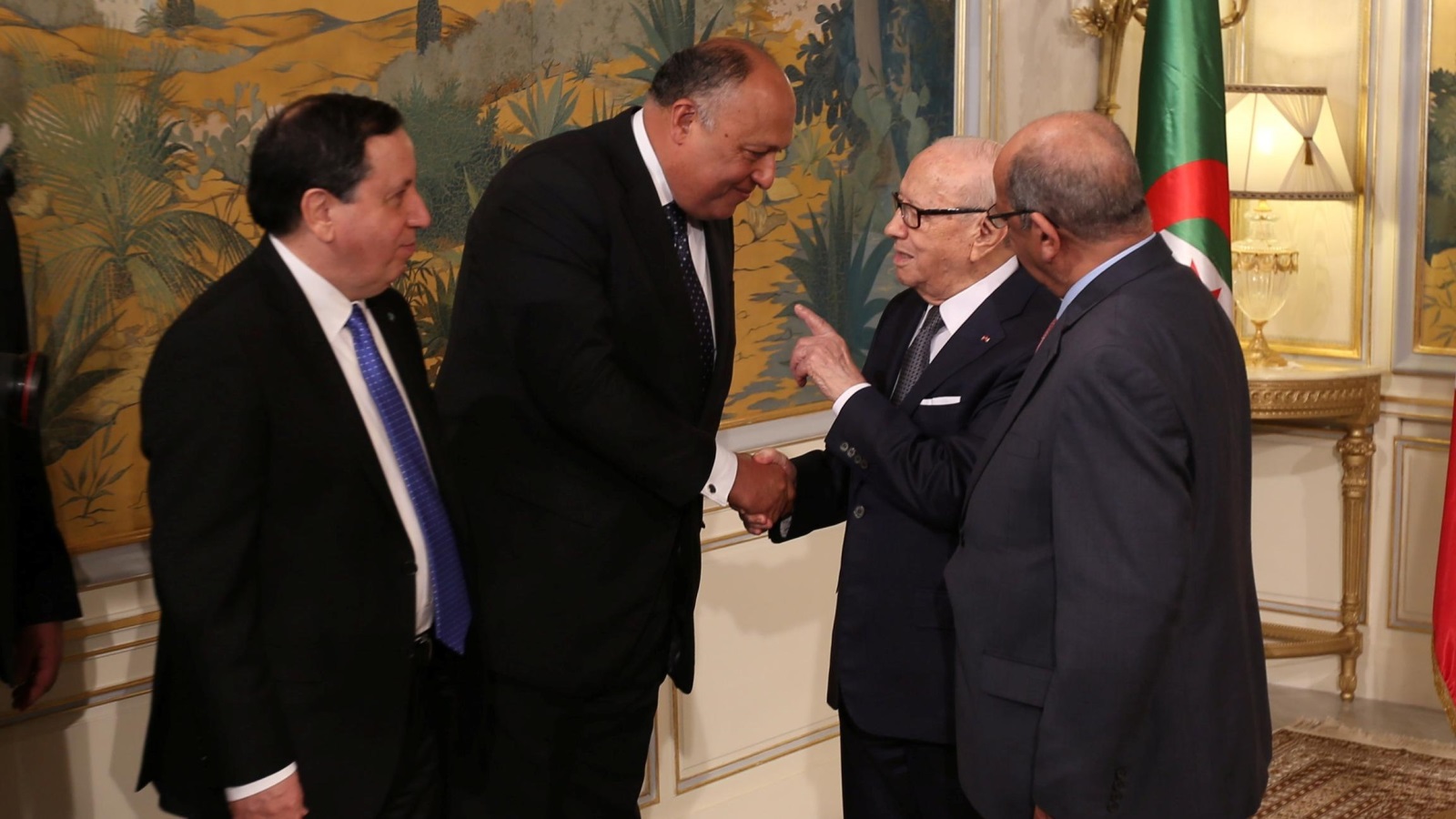 ‪الرئيس التونسي الباجي قايد السبسي يتحدث إلى الوزراء الثلاثة‬ الرئيس التونسي الباجي قايد السبسي يتحدث إلى الوزراء الثلاثة (رويترز)