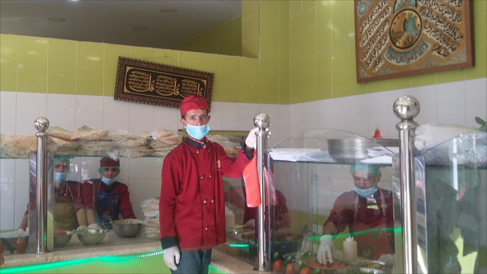 ‪عمال وموظفون بمطعم فلافل المعلم في صنعاء‬ (الجزيرة)