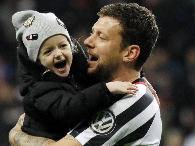 epa05821346 Frankfurt's Marco Russ celebrates after winning match with his child during the German DFB Cup round of 8 soccer match between Eintracht Frankfurt and Arminia Bielefeld in Frankfurt, Germany, 28 February 2017.