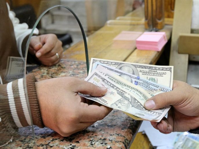 A customer exchanges U.S. dollars to Egyptian pounds in a foreign exchange office in central Cairo, Egypt December 27, 2016. REUTERS/Mohamed Abd El Ghany