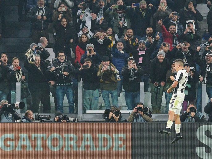 epa05821492 Juventus' Paulo Dybala (R) jubilates after converting a penalty during the Italian Cup first leg semifinal soccer match between Juventus FC and SSC Napoli at Juventus Stadium in Turin, Italy, 28 February 2017. EPA/ANDREA DI MARCO