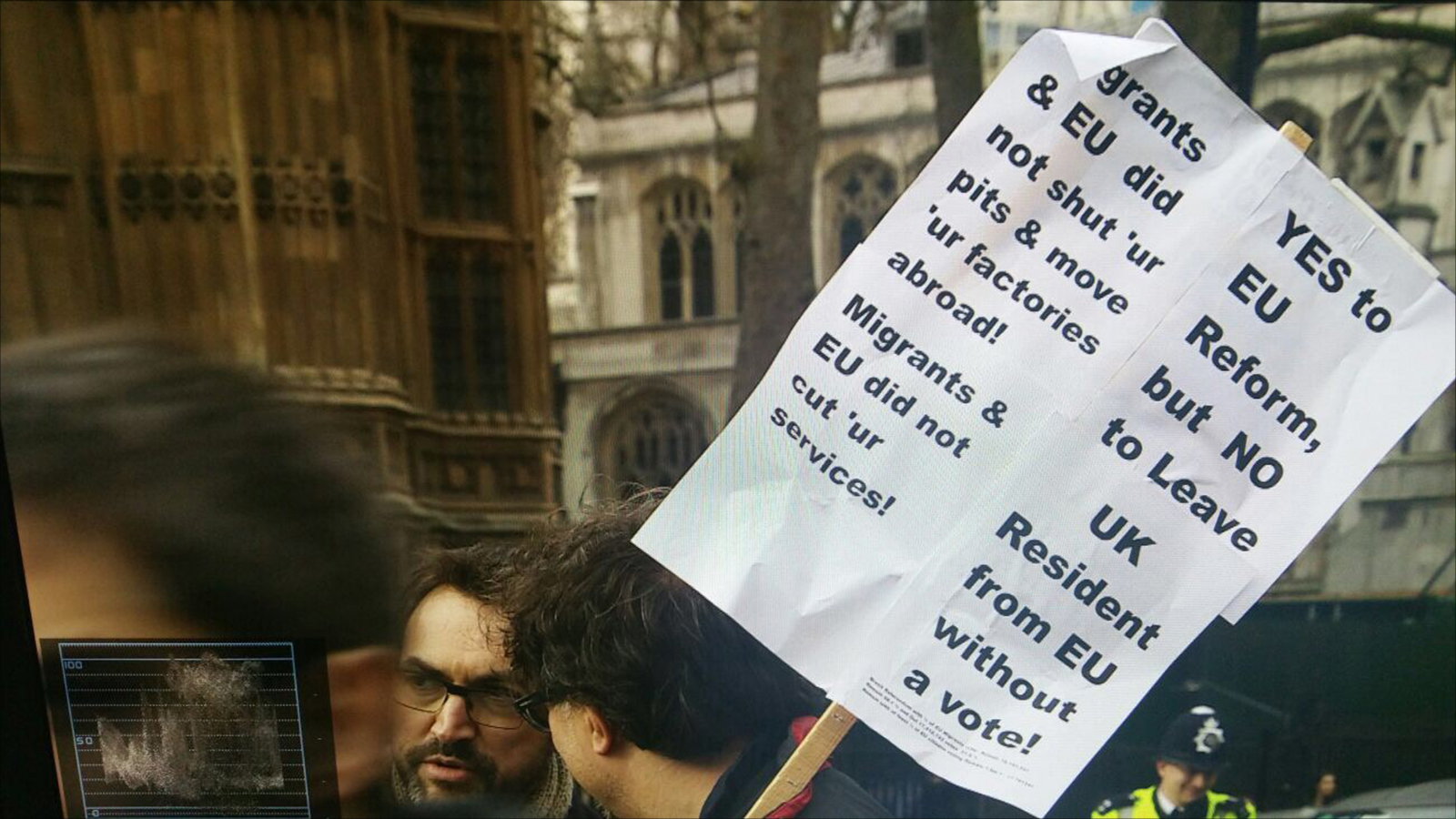 ‪متظاهر يرفع لافتة تقول نعم لإصلاح الاتحاد الأوروبي لا لمغادرة بريطانيا‬ (الجزيرة)