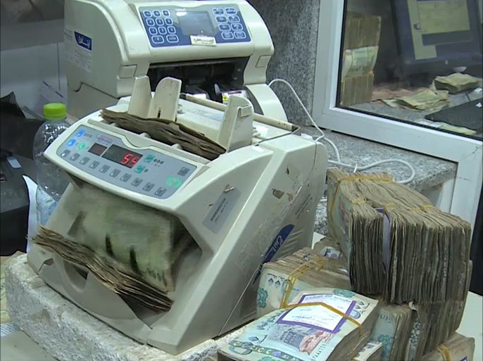 غياب الرواتب وانهيار العملة يفاقمان معانة اليمنيين